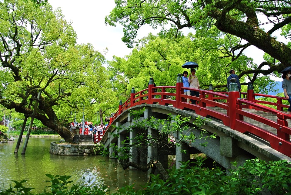 Gracias al Japan Rail Pass podrás visitar el Puente rojo en la Capilla de Dazaifu de Fukuoka.