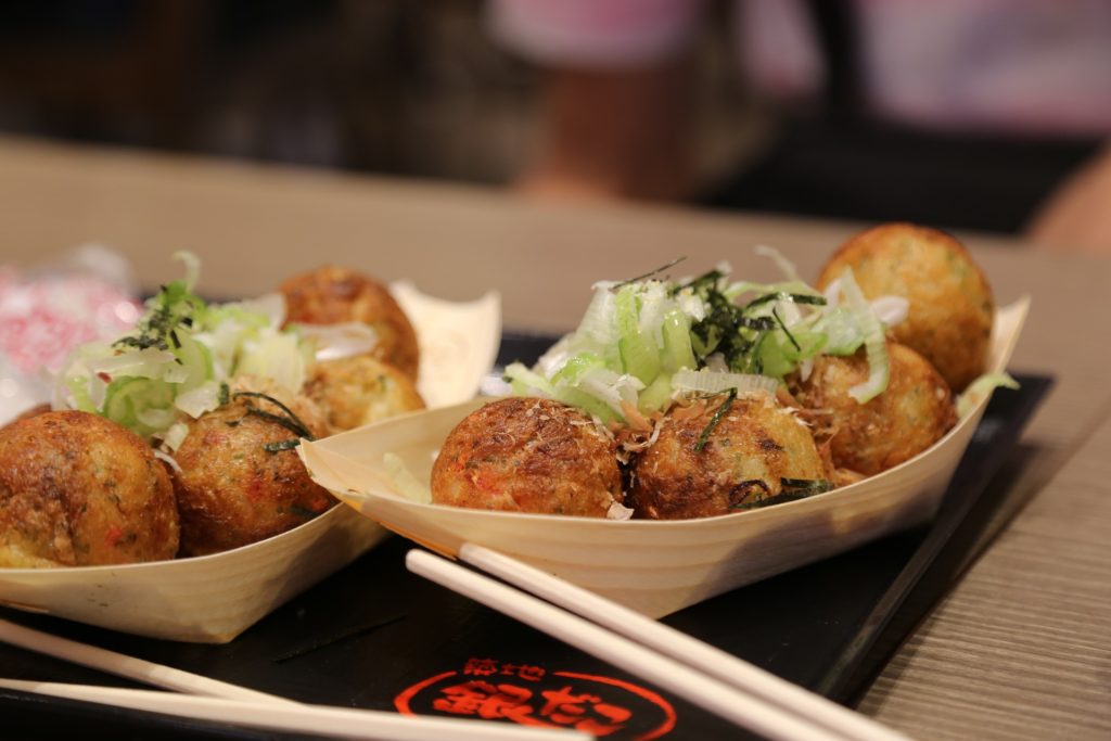 Take advantage of your Japan Rail Pass to eat in Kansai some delicious takoyakis