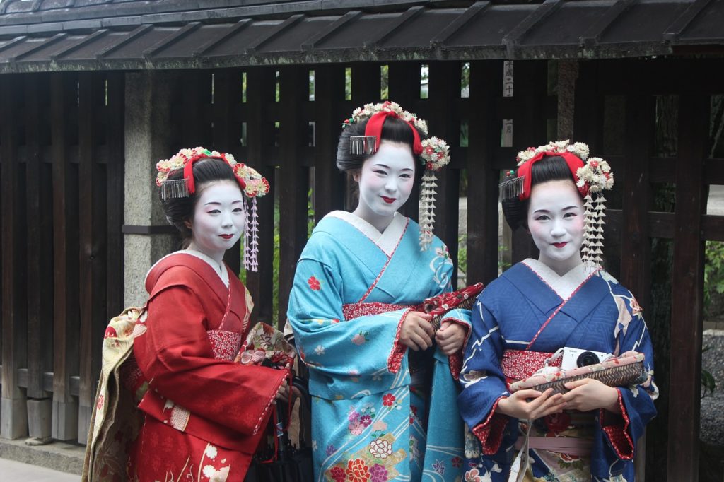 The spring dances of the Geishas are a show to enjoy in April in Kyoto.