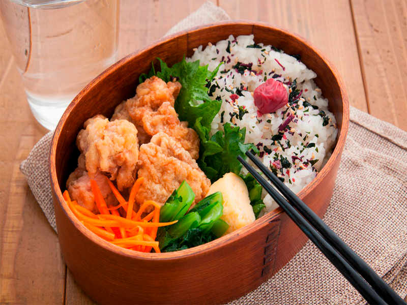 En Japón son habituales los bento de arroz con pollo karage.