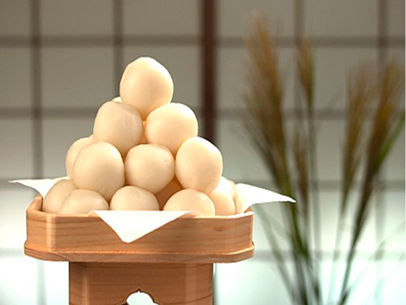 Between 12-15 dangos are placed on an altar as an offering.